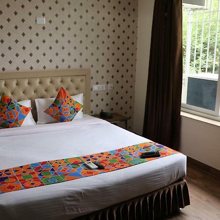 S.R. Residency Hotel Zirakpur Buitenkant foto