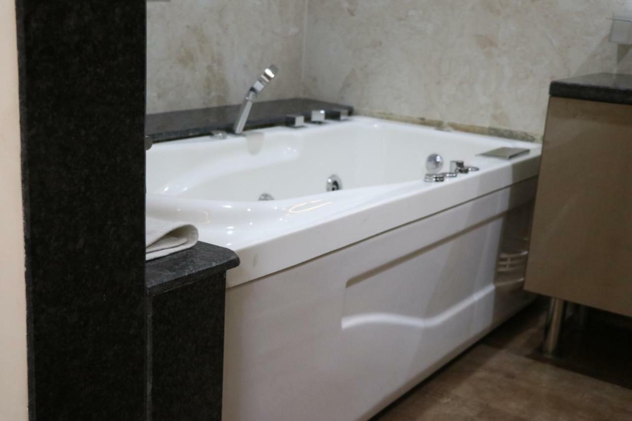 S.R. Residency Hotel Zirakpur Buitenkant foto