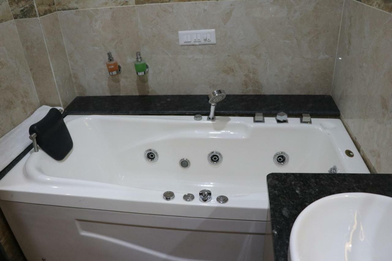 S.R. Residency Hotel Zirakpur Buitenkant foto