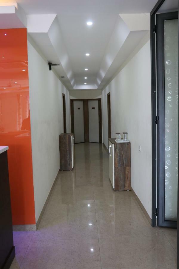 S.R. Residency Hotel Zirakpur Buitenkant foto