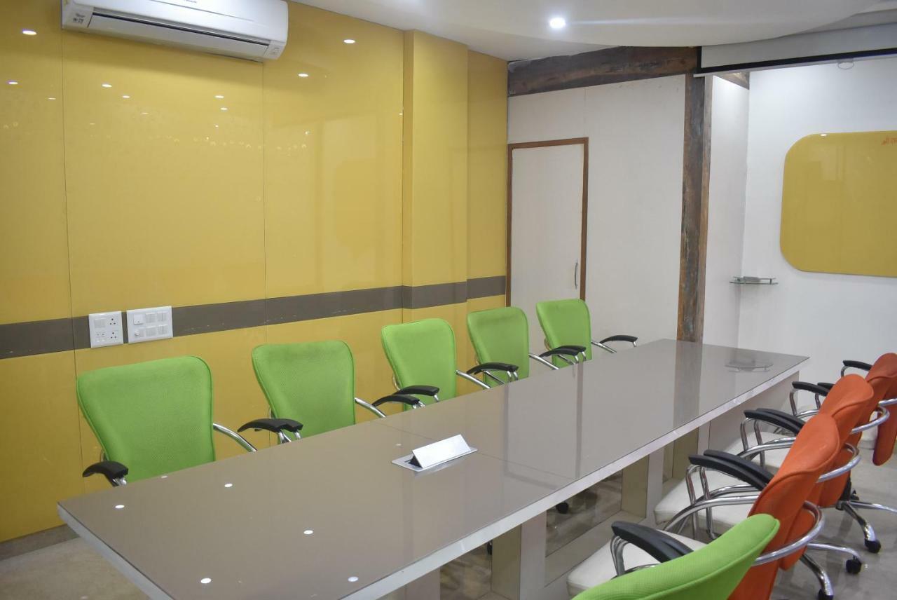 S.R. Residency Hotel Zirakpur Buitenkant foto