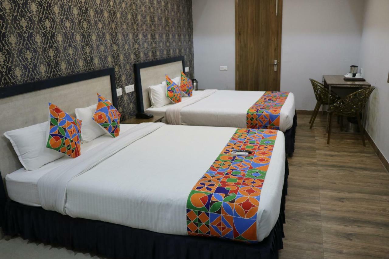 S.R. Residency Hotel Zirakpur Buitenkant foto