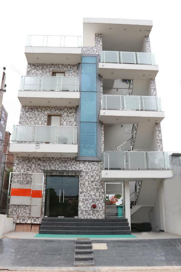 S.R. Residency Hotel Zirakpur Buitenkant foto