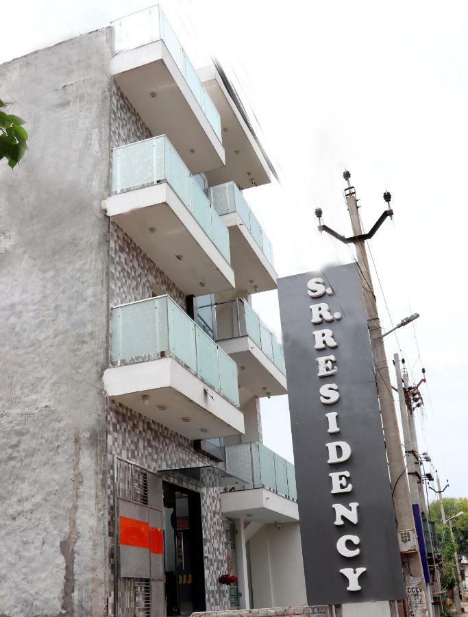 S.R. Residency Hotel Zirakpur Buitenkant foto