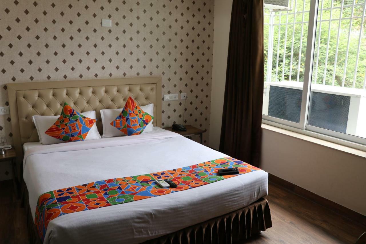 S.R. Residency Hotel Zirakpur Buitenkant foto