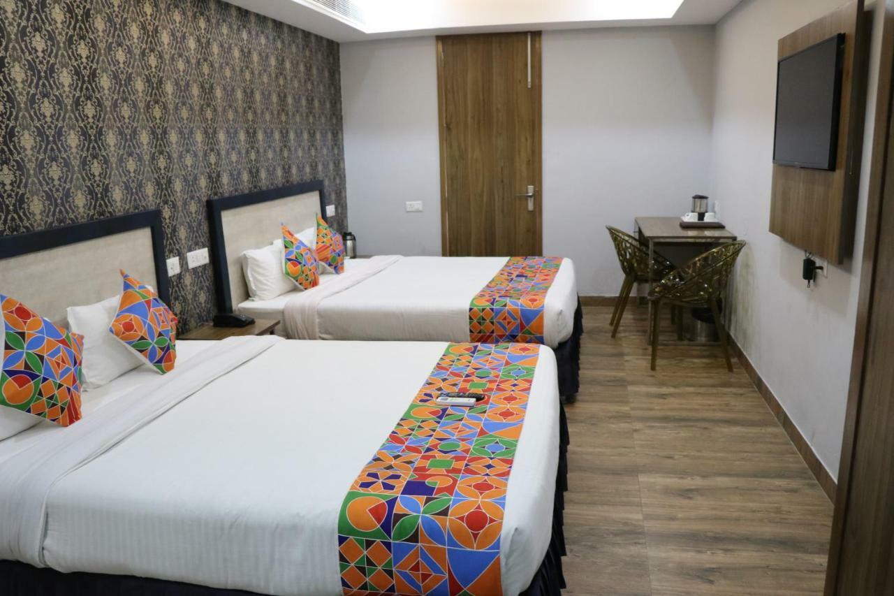 S.R. Residency Hotel Zirakpur Buitenkant foto