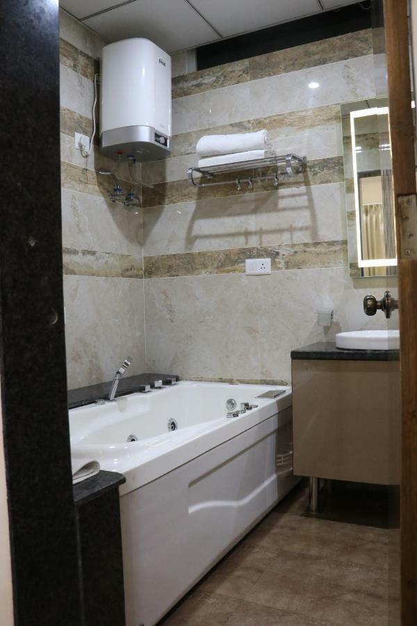 S.R. Residency Hotel Zirakpur Buitenkant foto