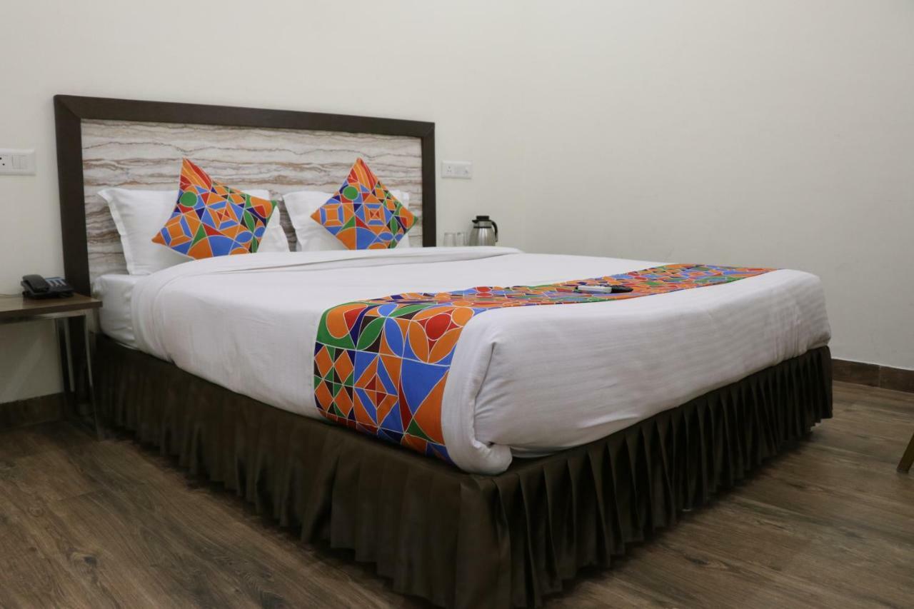 S.R. Residency Hotel Zirakpur Buitenkant foto