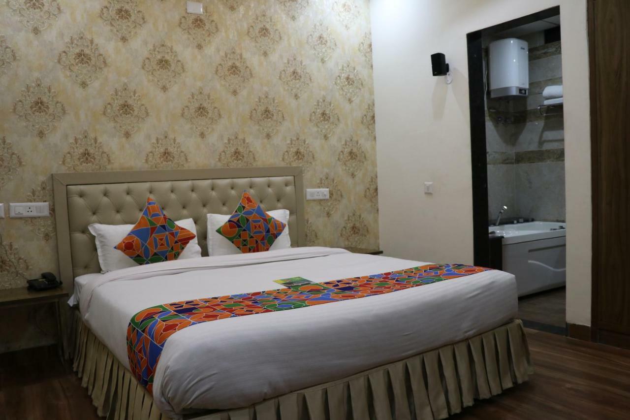 S.R. Residency Hotel Zirakpur Buitenkant foto
