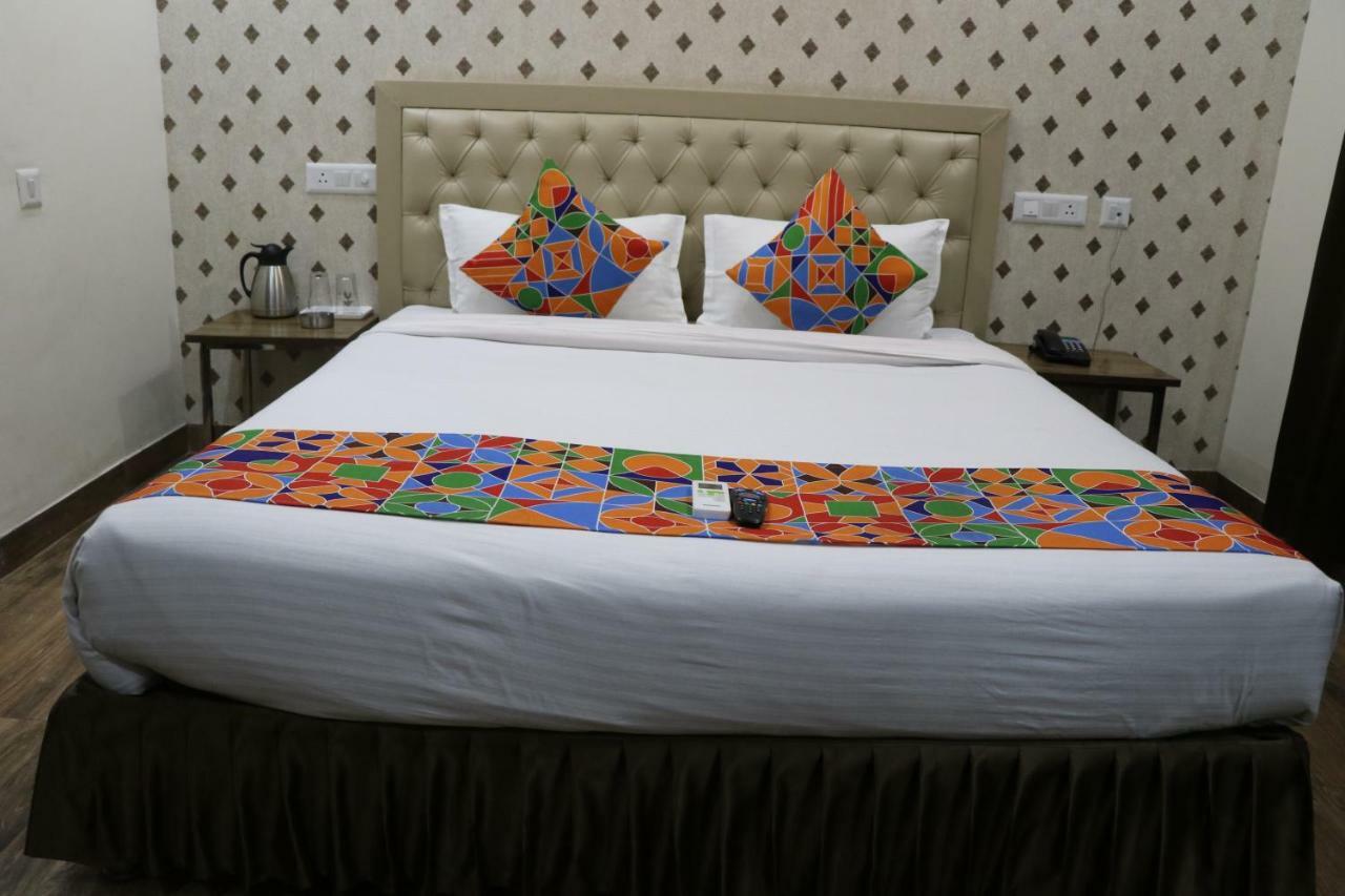 S.R. Residency Hotel Zirakpur Buitenkant foto