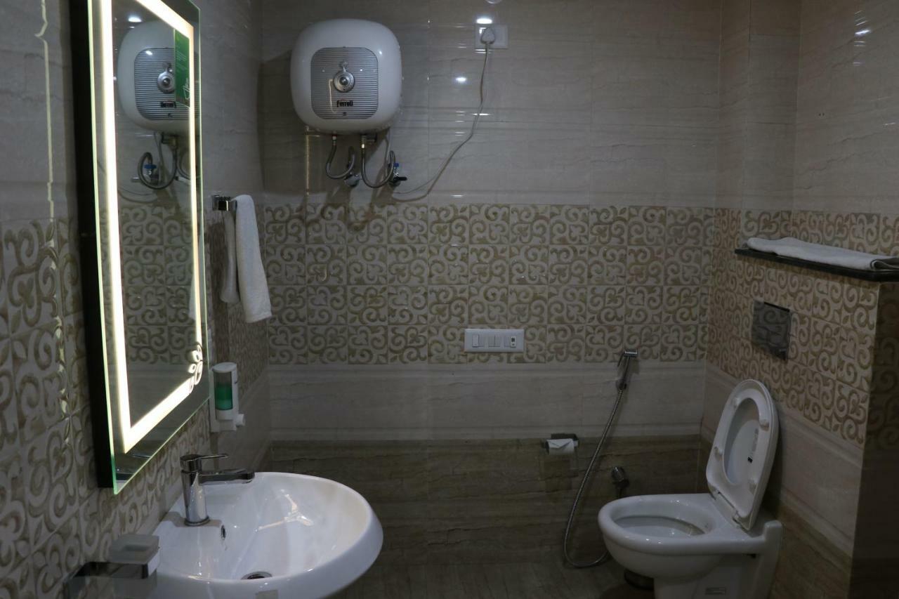 S.R. Residency Hotel Zirakpur Buitenkant foto