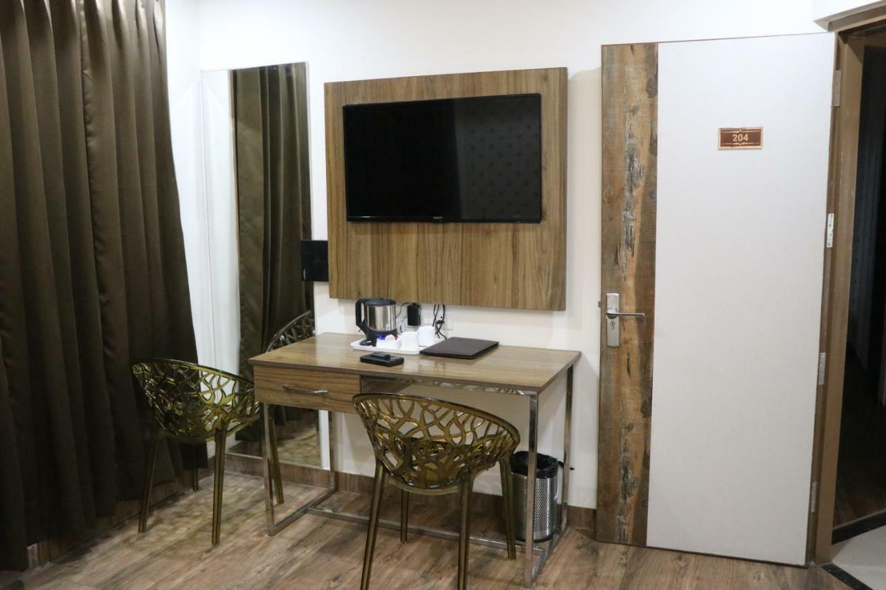 S.R. Residency Hotel Zirakpur Buitenkant foto