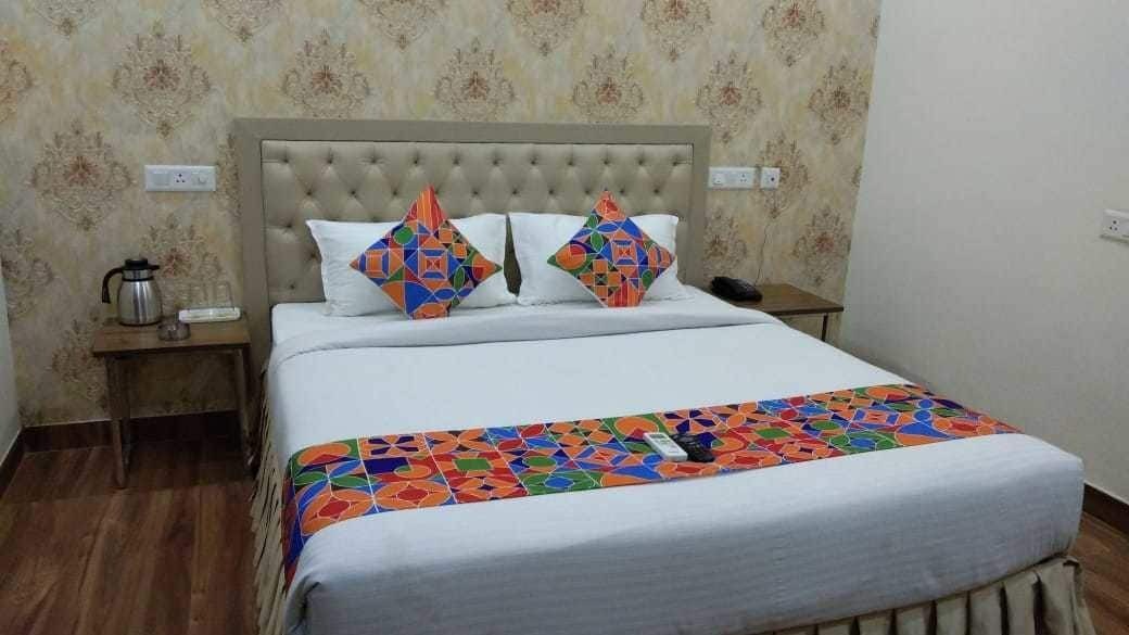 S.R. Residency Hotel Zirakpur Buitenkant foto