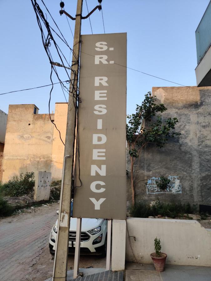 S.R. Residency Hotel Zirakpur Buitenkant foto